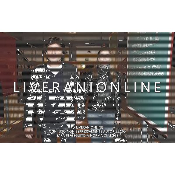 MILANO 11/11/2009 MONDADORI MULTICENTER VIA MARGHERA, 28 PRESENTAZIONE DEL LIBRO DI MARIO SCONCERTI: \'STORIA DELLE IDEE DEL CALCIO\' NELLA FOTO LEONARDO CON LA SUA COMPAGNA ANNA BILLO\' FOTO ROMANO/AG ALDO LIVERANI