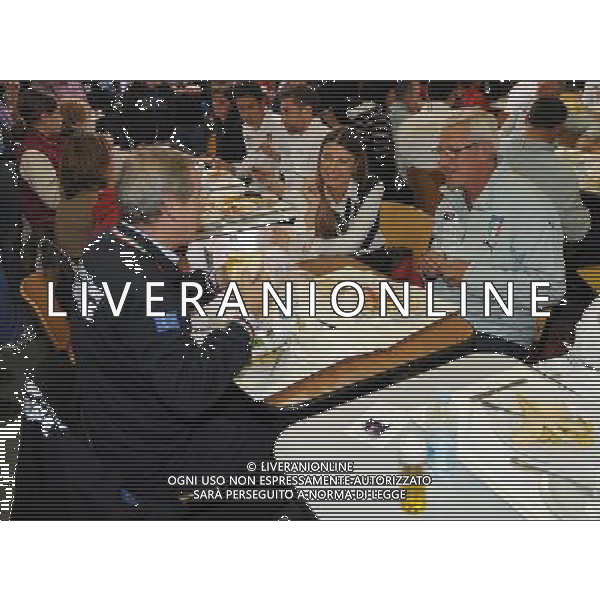 Raduno Nazionale Italiana Coppito (AQ) - 12.11.2009 La Nazionale mangia nella mensa della Caserma della Guardia di Finanza di Coppito Nella Foto:LIPPI A TAVOLA CON BERTOLASO /Ph.Vitez-Ag. Aldo Liverani