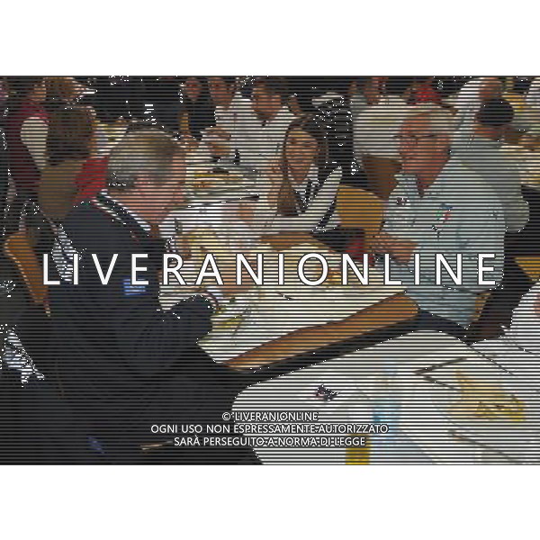 Raduno Nazionale Italiana Coppito (AQ) - 12.11.2009 La Nazionale mangia nella mensa della Caserma della Guardia di Finanza di Coppito Nella Foto:LIPPI A TAVOLA CON BERTOLASO /Ph.Vitez-Ag. Aldo Liverani