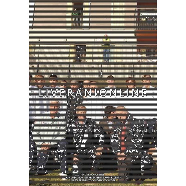 Raduno Nazionale Italiana L\'Aquila (AQ) - 12.11.2009 La Nazionale in visita alle nuove case dell\'Aquila Nella Foto:GRUPPO-LIPPI-BERTOLASO-ABETE /Ph.Massimiliano Vitez/Ag. Aldo Liverani