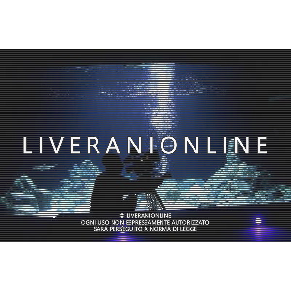 Cameraman next to the aquarium with blacktip sharks (carcharhinus limbatus) in the Warsaw\'s zoo, Poland, 10 November 2009. Specially for blacktip sharks, new inhabitatnts of the Warsaw\'s zoo, a new aquarium was build. Nuovo acquario dello Zoo di Varsavia in Polonia /Agenzia Aldo Liverani Sas - ITALY ONLY -