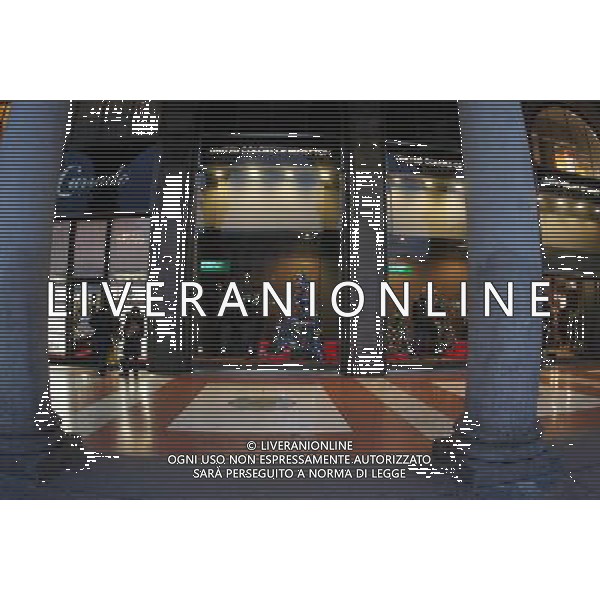 VEDUTE DELLA CITTA\' DI MILANO NELLA FOTO: NEGOZIO ADDOBBATO CON L\'ALBERO DI NATALE © ANTONIO SORANO - AG. ALDO LIVERANI SAS