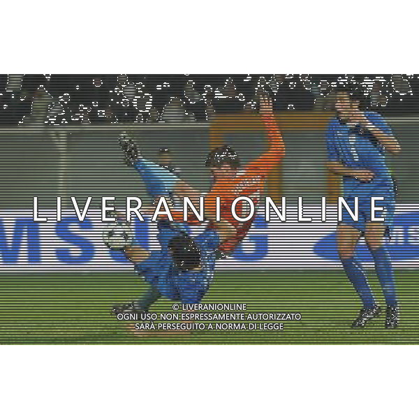 Amichevole Pescara - 14.11.2009 Italia-Olanda Nella Foto:HUNTELAAR PROVA LA ROVESCIATA CONTRASTATO DA ZAMBROTTA /Ph.Vitez-Ag. Aldo Liverani