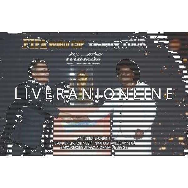 (091115) -- KAMPALA, Nov. 15, 2009 -- Ugandan Education and Sports Minister Namirembe Bitamazire (R) shake hands with FIFA\'s official Eddy Hamel in front of the World Cup trophy during a breakfast party at Serena Hotel in Kampala, Capital of Uganda, Nov. 15, 2009. The trophy \'Jules Rimet Cup\' on a world tour arrived at first time in the East African country on Saturday night, as one stop of its 225-day tour to 86 countries and regions. Andrew Jackson Oryada) (xm) Presentazione del trofeo della Coppa del Mondo durante il tour mondiale a Kampala capitale dell\'Uganda in Africa /Agenzia Aldo Liverani Sas - ITALY ONLY -