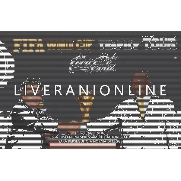 (091115) -- KAMPALA, Nov. 15, 2009 -- Ugandan President Yoweri Museveni (L) shakes hands with FIFA\'s official Eddy Hamel in front of the World Cup trophy at a welcome ceremony at Entebbe statehouse in Kampala, Capital of Uganda, Nov. 14, 2009. The trophy \'Jules Rimet Cup\' on a world tour arrived at first time in the East African country on Saturday night, as one stop of its 225-day tour to 86 countries and regions. Andrew Jackson Oryada) (xm) Presentazione del trofeo della Coppa del Mondo durante il tour mondiale a Kampala capitale dell\'Uganda in Africa /Agenzia Aldo Liverani Sas - ITALY ONLY -