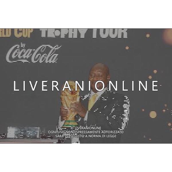 (091115) -- KAMPALA, Nov. 15, 2009 -- Ugandan President Yoweri Museveni holds up the World Cup trophy at a welcome ceremony at Entebbe statehouse in Kampala, Capital of Uganda, Nov. 14, 2009. The trophy \'Jules Rimet Cup\' on a world tour arrived at first time in the East African country on Saturday night, as one stop of its 225-day tour to 86 countries and regions. Andrew Jackson Oryada) (xm) Presentazione del trofeo della Coppa del Mondo durante il tour mondiale a Kampala capitale dell\'Uganda in Africa /Agenzia Aldo Liverani Sas - ITALY ONLY -