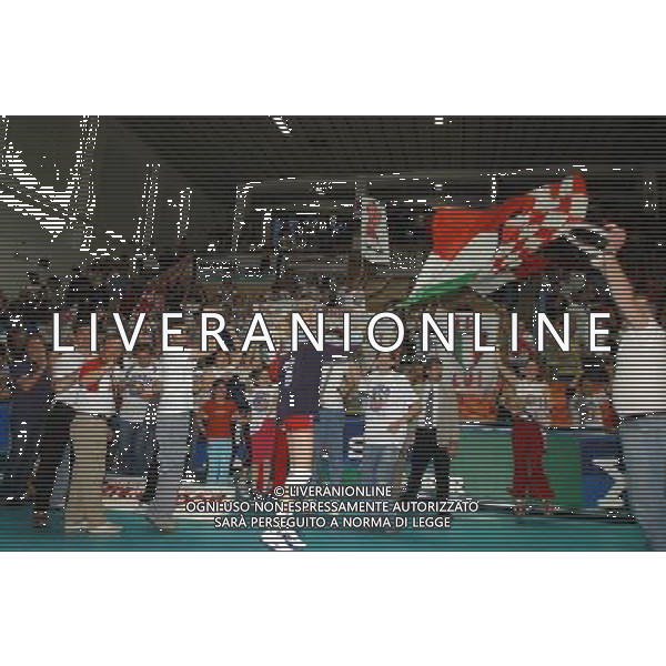 Novara 11 Maggio 2003 Finale quattro Volley Femminile Asystel Novara Despara Sirio Perugia Nella foto:ANCORA LA rOMANò ASSIEME AI TIFOSI MENTRE SVENTOLA LA BANDIERA TRICOLORE Foto 1905/Roberto Settonce/Aldo Liverani