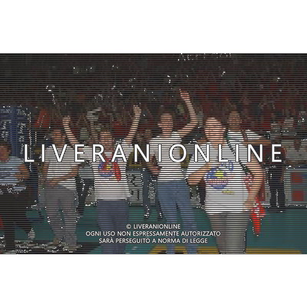 Novara 11 Maggio 2003 Finale quattro Volley Femminile Asystel Novara Despara Sirio Perugia Nella foto:LA GIOIA DEI TIFOSI PERUGINI PER IL PRIMO SCUDETTO NEL VOLLEY FEMMINILE Foto 1905/Roberto Settonce/Aldo Liverani