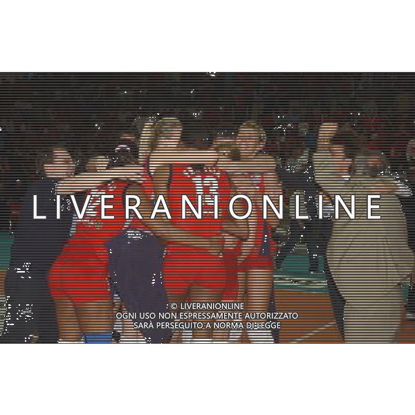Novara 11 Maggio 2003 Finale quattro Volley Femminile Asystel Novara Despara Sirio Perugia Nella foto: E\' APPENA TERMINATA LA GARA E TUTTA LA DIRIGENZA CORRE AD ABBRACCIARE LE GIOCATRICI DELLA DESPAR Foto 1905/Roberto Settonce/Aldo Liverani