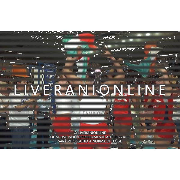 Novara 11 Maggio 2003 Finale quattro Volley Femminile Asystel Novara Despara Sirio Perugia Nella foto: LE GIOCATRICI DANZANO ASSIEME AI TIFOSI Foto 1905/Roberto Settonce/Aldo Liverani