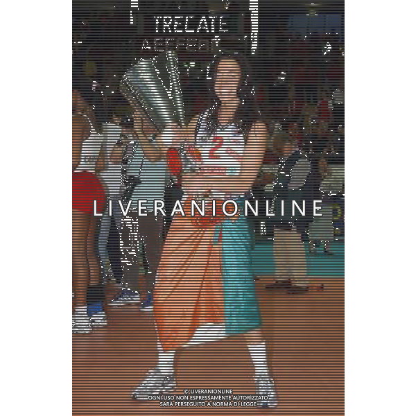 Novara 11 Maggio 2003 Finale quattro Volley Femminile Asystel Novara Despara Sirio Perugia Nella foto: IL LIBERO PAOLA CROCE CERCA DI ALZARE LA COPPA PIU\' GRANDE DI LEI Foto 1905/Roberto Settonce/Aldo Liverani