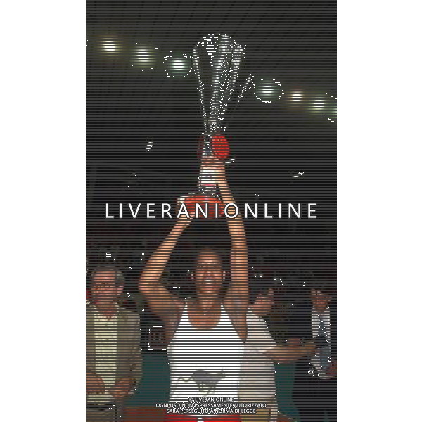 Novara 11 Maggio 2003 Finale quattro Volley Femminile Asystel Novara Despara Sirio Perugia Nella foto: TAIMARYS AGUERO SOLLEVA LA COPPA Foto 1905/Roberto Settonce/Aldo Liverani