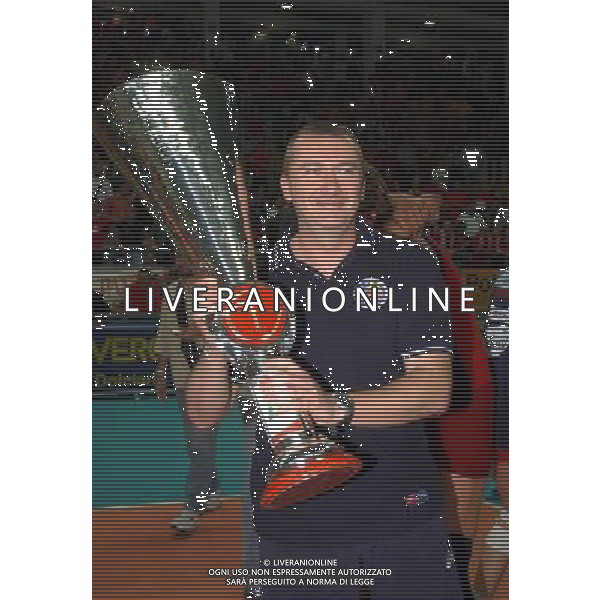 Novara 11 Maggio 2003 Finale quattro Volley Femminile Asystel Novara Despara Sirio Perugia Nella foto:MASSIMO BARBOLINI ASSIEME ALLA COPPA VINTA Foto 1905/Roberto Settonce/Aldo Liverani