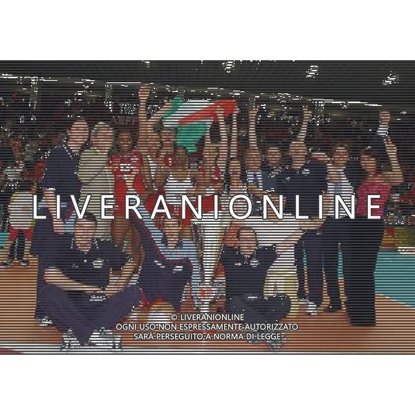Novara 11 Maggio 2003 Finale quattro Volley Femminile Asystel Novara Despara Sirio Perugia Nella foto: FOTO DI GRUPPO CON LA COPPA VINTA Foto 1905/Roberto Settonce/Aldo Liverani