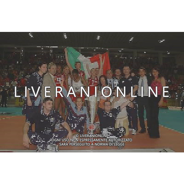 Novara 11 Maggio 2003 Finale quattro Volley Femminile Asystel Novara Despara Sirio Perugia Nella foto: UN\'ALTRA INQUADRATURA PER IL GRUPPO CAMPIONE D\'ITALIA Foto 1905/Roberto Settonce/Aldo Liverani