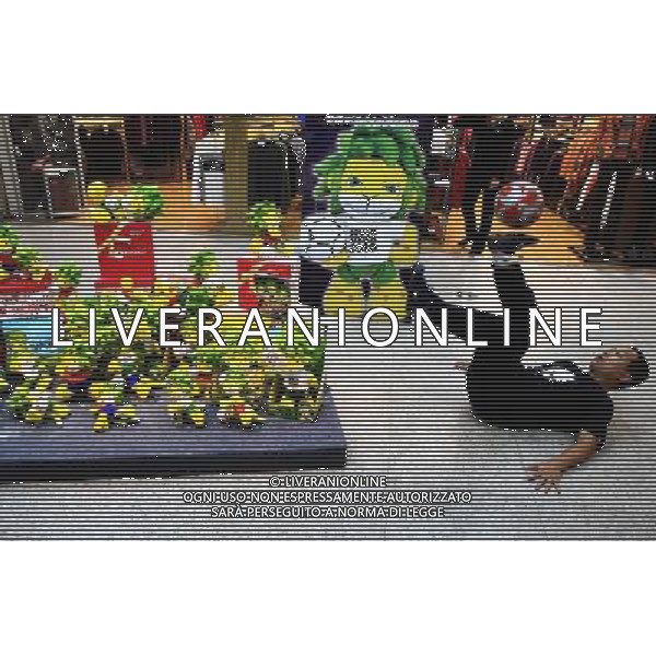 CINA - ZAKUMI, LA MASCOTTE DEI CAMPIONATI DEL MONDO DI CALCIO 2010 IN SUD AFRICA, IN VENDITA NEI CENTRI COMMERCIALI A PECHINO © Cai Daizheng/ColorChinaPhoto - Ag. Aldo Liverani sas ITALY ONLY