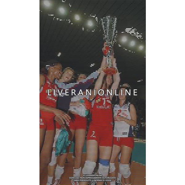 Novara 11 Maggio 2003 Finale quattro Volley Femminile Asystel Novara Despara Sirio Perugia Nella foto: IN ALTO LA COPPA PER I CAMPIONI D\'ITALIA Foto 1905/Roberto Settonce/Aldo Liverani