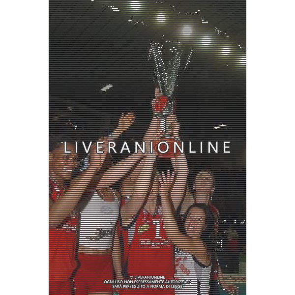 Novara 11 Maggio 2003 Finale quattro Volley Femminile Asystel Novara Despara Sirio Perugia Nella foto: FOTO DI GRUPPO CON LA COPPA VINTA Foto 1905/Roberto Settonce/Aldo Liverani