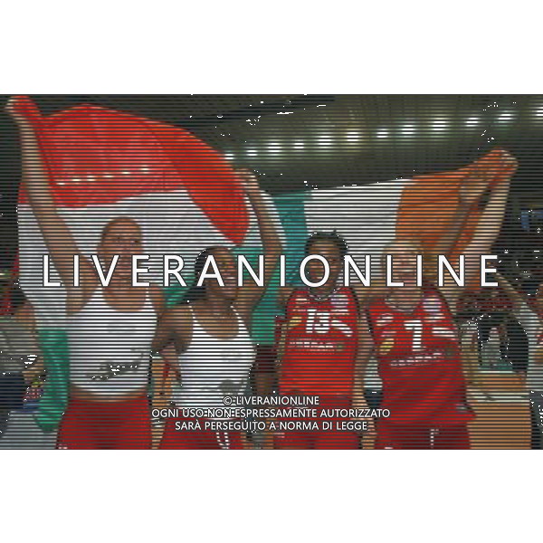 Novara 11 Maggio 2003 Finale quattro Volley Femminile Asystel Novara Despara Sirio Perugia Nella foto: GIOLI, AGUERO, FRANCIA E KIRILLOVA FESTEGGIANO CON IL TRICOLORE Foto 1905/Roberto Settonce/Aldo Liverani