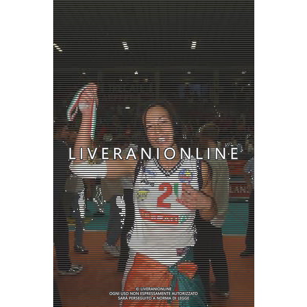 Novara 11 Maggio 2003 Finale quattro Volley Femminile Asystel Novara Despara Sirio Perugia Nella foto: PAOLA CROCE CON LA MEDAGLIA ED E\' LA PRIMA GIOCATRICE PERUGINA AD APPORRE LO SCUDETTO SUL PETTO Foto 1905/Roberto Settonce/Aldo Liverani