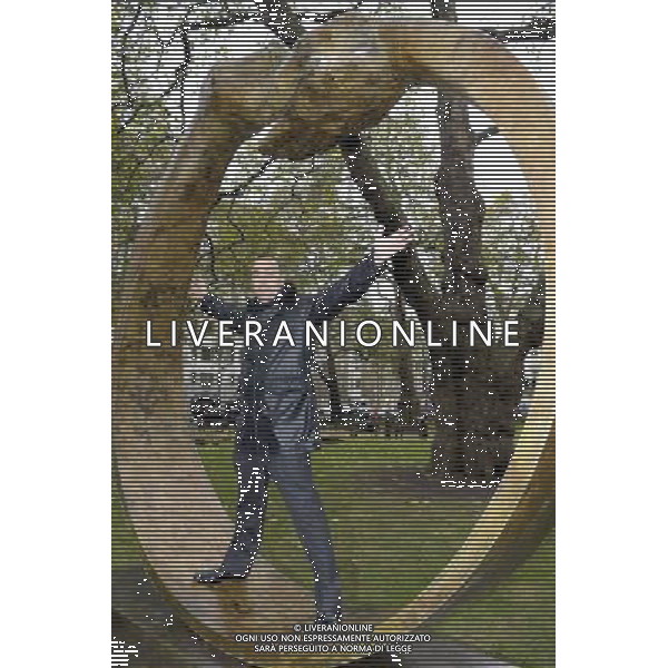 Lorenzo Quinn poses with his work Give And Take, to launch exhibition at the newly renovated Halcyon Gallery, 24 Bruton Street, W1. Photo: Olly Greenwood - © Felipe Trueba - Photoshot - Ag. Aldo Liverani sas ITALY ONLY LONDRA - INAUGURAZIONE DELLA MOSTRA DI LORENZO QUINN \' EQUILIBRIUM\'