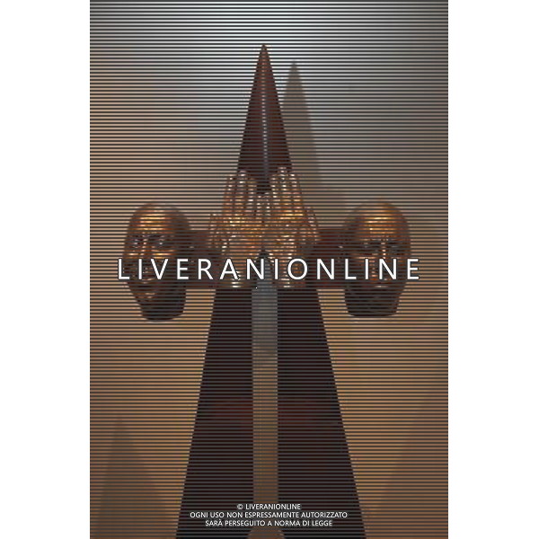 A work by Lorenzo Quinn, part of the exhibition of his work titled \'Equilibrium\' at the Halcyon Gallery, Bruton St, London - © Felipe Trueba - Photoshot - Ag. Aldo Liverani sas ITALY ONLY LONDRA - INAUGURAZIONE DELLA MOSTRA DI LORENZO QUINN \' EQUILIBRIUM\'