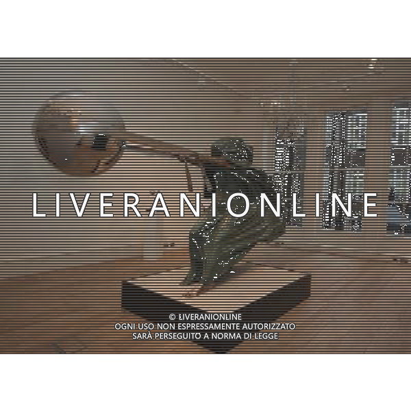 \'The Force of Nature II\' by Lorenzo Quinn, part of the exhibition of his work titled \'Equilibrium\' at the Halcyon Gallery, Bruton St, London - © Felipe Trueba - Photoshot - Ag. Aldo Liverani sas ITALY ONLY LONDRA - INAUGURAZIONE DELLA MOSTRA DI LORENZO QUINN \' EQUILIBRIUM\'