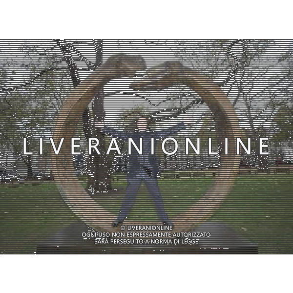 Artist Lorenzo Quinn with his work \'Give and Take\' which will be on public display in Berkeley Square until April 2010. An exhibition of his work titled \'Equilibrium\' will be on show at the Halcyon Gallery, Bruton St, London until 31 January 2010 - © Felipe Trueba - Photoshot - Ag. Aldo Liverani sas ITALY ONLY LONDRA - INAUGURAZIONE DELLA MOSTRA DI LORENZO QUINN \' EQUILIBRIUM\'
