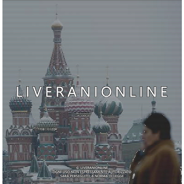 (091118) -- MOSCOW, Nov. 18, 2009 -- A pedestrian passes by the St. Basil\'s Cathedral in snow in Moscow, Russia, Nov. 17, 2009. Lu Jinbo) (zj) Russia - La Cattedrale di San Basilio - La Citta\' di Mosca sotto la neve - nevicata /Agenzia Aldo Liverani Sas - ITALY ONLY -