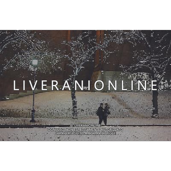 (091118) -- MOSCOW, Nov. 18, 2009 -- A couple stands in snow in Moscow, Russia, Nov. 17, 2009. Lu Jinbo) (zj) Russia - La Citta\' di Mosca sotto la neve - nevicata /Agenzia Aldo Liverani Sas - ITALY ONLY -