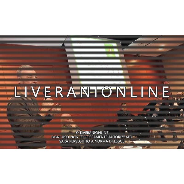 MILANO 24/11/2009 SALA MONDANELLI CORRIERE DELLA SERA VIA SOLFERINO PRESENTAZIONE DELLA: \'MILANOCITY MARATHON\' NELLA FOTO LINUS PRESENTA IL NUOVO PERCORSO FOTO ROMANO/AG ALDO LIVERANI