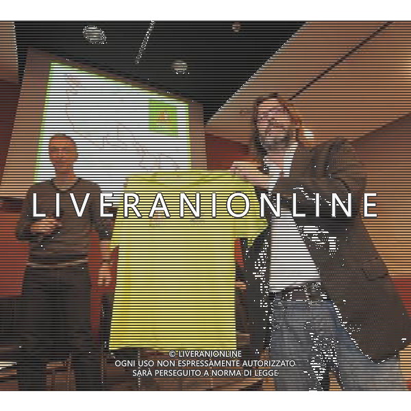 MILANO 24/11/2009 SALA MONDANELLI CORRIERE DELLA SERA VIA SOLFERINO PRESENTAZIONE DELLA: \'MILANOCITY MARATHON\' NELLA FOTO LA NUOVA MAGLIETTA FOTO ROMANO/AG ALDO LIVERANI