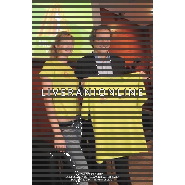 MILANO 24/11/2009 SALA MONDANELLI CORRIERE DELLA SERA VIA SOLFERINO PRESENTAZIONE DELLA: \'MILANOCITY MARATHON\' NELLA FOTO GIOVANNI TERZI CON LA NUOVA MAGLIETTA FOTO ROMANO/AG ALDO LIVERANI