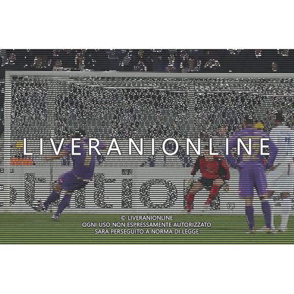 FIORENTINA - OLYMPIQUE LIONE CHAMPIONS LEAGUE 2009/2010 FIRENZE 24/11/2009 NELLA FOTO: IL GOL DELL\'1-0 DI MANUEL VARGAS SU RIGORE ©AGENZIA ALDO LIVERANI S.A.S.