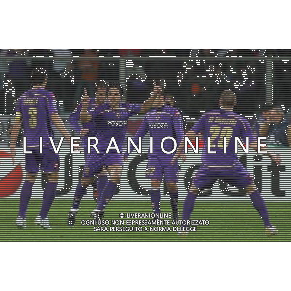 FIORENTINA - OLYMPIQUE LIONE CHAMPIONS LEAGUE 2009/2010 FIRENZE 24/11/2009 NELLA FOTO: ESULTANZA DI MANUEL VARGAS DOPO IL SUO GOL DELL\'1-0 SU RIGORE ©AGENZIA ALDO LIVERANI S.A.S.