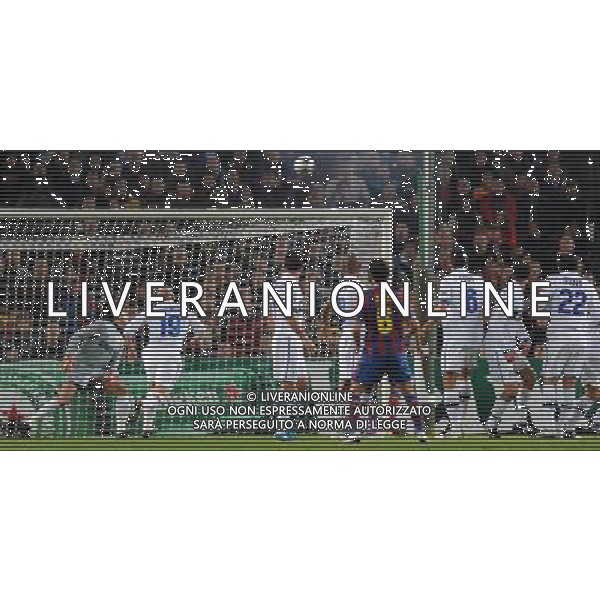 Champions League 2009/2010 Gruppo F MD5 Barcellona - 24.11.2009 FC Barcellona-FC Inter Nella Foto:LA PUNIZIONE DI XAVI ESCE DI UN SOFFIO /Ph.Vitez-Ag. Aldo Liverani