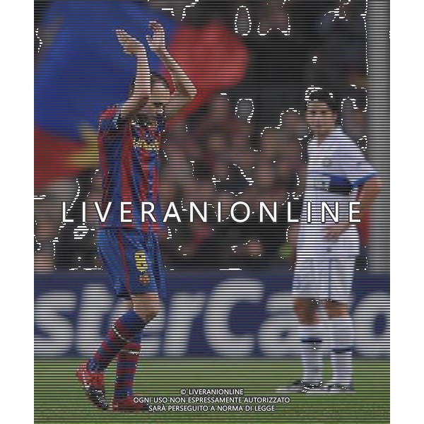 Champions League 2009/2010 Gruppo F MD5 Barcellona - 24.11.2009 FC Barcellona-FC Inter Nella Foto:XAVI ESCE FRA GLIA APPLAUSI /Ph.Vitez-Ag. Aldo Liverani