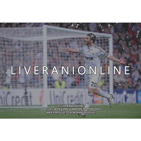 (091126) -- MADRID, Nov. 26, 2009 -- Real Madrid\'s Gonzalo Higuain celebrates his goal during the Champions League soccer match against FC Zurich, Nov. 25, 2009. Real Madrid won the match 1-0. Chen Haitong)(txy) Esultanza dopo il gol - Real Madrid - Zurigo Champions League 26/11/2009 /Agenzia Aldo Liverani Sas - ITALY ONLY -