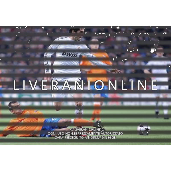 (091126) -- MADRID, Nov. 26, 2009 -- Real Madrid\'s Ricardo Kaka (R) loses control of the ball during the Champions League soccer match against FC Zurich, Nov. 25, 2009. Real Madrid won the match 1-0. Chen Haitong)(txy) Real Madrid - Zurigo Champions League 26/11/2009 /Agenzia Aldo Liverani Sas - ITALY ONLY -