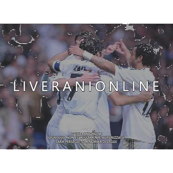 (091126) -- MADRID, Nov. 26, 2009 -- Real Madrid celebrate a goal during the Champions League soccer match against FC Zurich, Nov. 25, 2009. Real Madrid won the match 1-0. Chen Haitong)(txy) Abbracci Esultanza dopo il gol - Real Madrid - Zurigo Champions League 26/11/2009 /Agenzia Aldo Liverani Sas - ITALY ONLY -