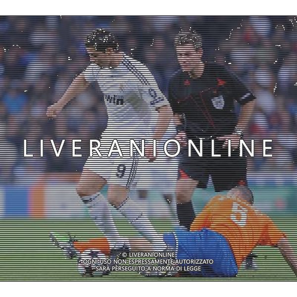 (091126) -- MADRID, Nov. 26, 2009 -- Real Madrid\'s Cristiano Ronaldo (L) controls the ball during the Champions League soccer match against FC Zurich, Nov. 25, 2009. Real Madrid won the match 1-0. Chen Haitong)(txy) Real Madrid - Zurigo Champions League 26/11/2009 /Agenzia Aldo Liverani Sas - ITALY ONLY -