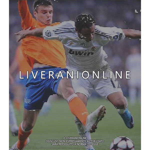 (091126) -- MADRID, Nov. 26, 2009 -- Real Madrid\'s Marcelo (R) vies for the ball during the Champions League soccer match against FC Zurich, Nov. 25, 2009. Real Madrid won the match 1-0. Chen Haitong)(txy) Real Madrid - Zurigo Champions League 26/11/2009 /Agenzia Aldo Liverani Sas - ITALY ONLY -