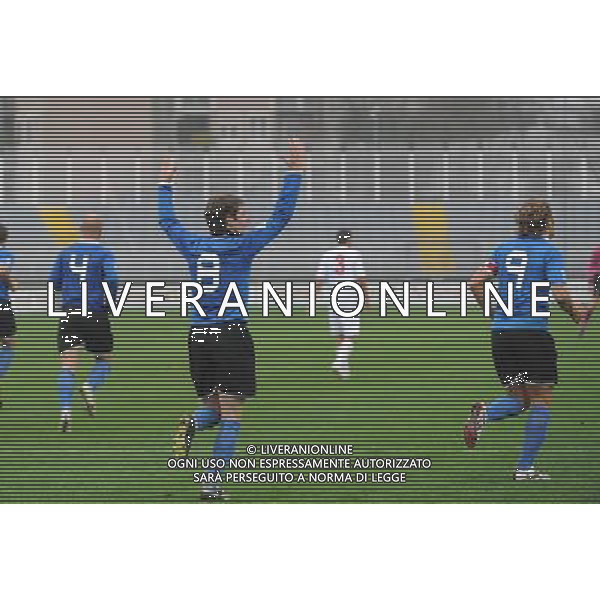 Campionato Lega PRO 1° Divisione Novara 22-11-2009 Novara - Benevento nella foto: Simone Motta (Novara), di spalle, esulta dopo il suo gol foto Garavaglia - ag. Aldo Liverani sas