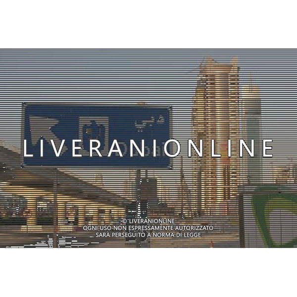 A traffic sign and under construction of skyscrapers in the city Dubai at Persian Gulf in the emirate Dubai of the united Arab emirates. (Admission of 21.11.2008). At no other place of the world 21 developed in the first years. Century so many world-wide attention exciting buildings. Nearly all projects are carried by private investors. © PHOTOSHOT - AG. ALDO LIVERANI SAS ITALY ONLY DUBAI - EMIRATI ARABI