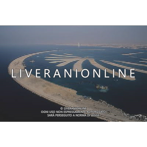 United Arab Emirates, Dubai, construction in 2002 of the peninsula the Palm residential and touristic complex off the city, artificial island with a palm tree shaped (aerial view) Date: 21.02.2008 Ref: WP_B643_110477_0026 COMPULSORY CREDIT: World Pictures/Photoshot © PHOTOSHOT - AG. ALDO LIVERANI SAS ITALY ONLY DUBAI - EMIRATI ARABI