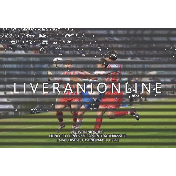 Campionato Lega PRO 1° Divisione Cremona 29-11-2009 Cremonese - Novara nella foto: Ventola tra due difensori foto Garavaglia - ag. Aldo Liverani sas
