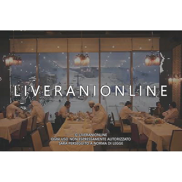 Local residents enjoying a meal with a view of Ski Dubai at the Emirates Mall, Dubai DUBAI - EMIRATI ARABI UNITI /Agenzia Aldo Liverani Sas - ITALY ONLY -