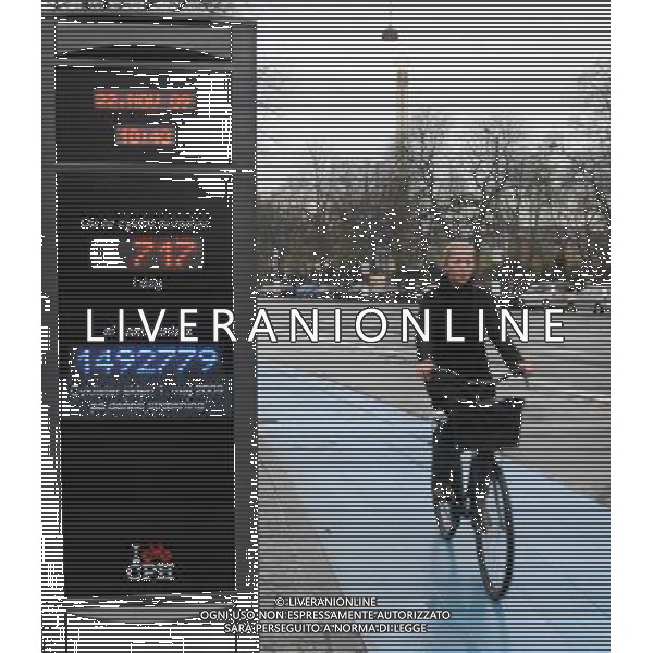 (091202) -- COPENHAGEN, Dec. 2, 2009 -- A woman rides her bicycle on a bicycle path in Copenhagen, capital of Denmark, on Nov. 23, 2009. Copenhagen is known as one of the most bicycle-friendly cities in the world. 36% of all citizens commute to work or school by bicycle. Also, the city\'s bicycle paths are extensive and well used. The local government has also taken some measures to promote the energy-efficient, economical and enjoyable means of transportation. Zhao Changchun) (wjd) Ciclisti - persone in bicicletta - biciclette nella citta\' di Copenhagen capitale della Danimarca /Agenzia Aldo Liverani Sas - ITALY ONLY -