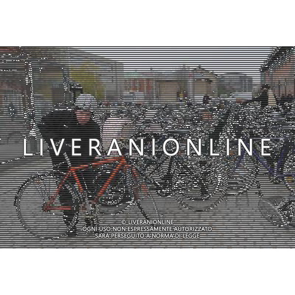 (091202) -- COPENHAGEN, Dec. 2, 2009 -- A man locks his bicycle at a free parking lot for bicycles in Copenhagen, capital of Denmark, on Nov. 23, 2009. Copenhagen is known as one of the most bicycle-friendly cities in the world. 36% of all citizens commute to work or school by bicycle. Also, the city\'s bicycle paths are extensive and well used. The local government has also taken some measures to promote the energy-efficient, economical and enjoyable means of transportation. Zhao Changchun) (wjd) Ciclisti - persone in bicicletta - biciclette nella citta\' di Copenhagen capitale della Danimarca /Agenzia Aldo Liverani Sas - ITALY ONLY -