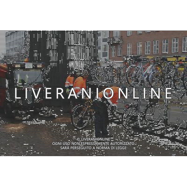 (091202) -- COPENHAGEN, Dec. 2, 2009 -- Sanitation workers clean a shelf for parking bicycles in Copenhagen, capital of Denmark, on Nov. 23, 2009. Copenhagen is known as one of the most bicycle-friendly cities in the world. 36% of all citizens commute to work or school by bicycle. Also, the city\'s bicycle paths are extensive and well used. The local government has also taken some measures to promote the energy-efficient, economical and enjoyable means of transportation. Zhao Changchun) (wjd) Ciclisti - persone in bicicletta - biciclette nella citta\' di Copenhagen capitale della Danimarca /Agenzia Aldo Liverani Sas - ITALY ONLY -